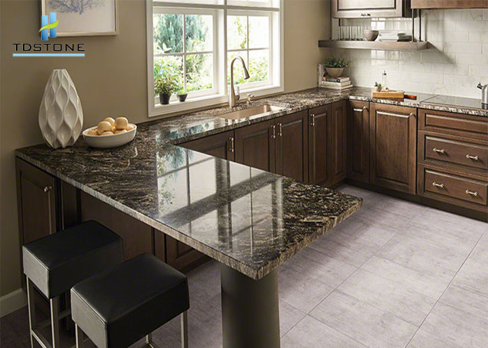 Đá marble làm mặt bàn bếp tạo không gian sang trọng